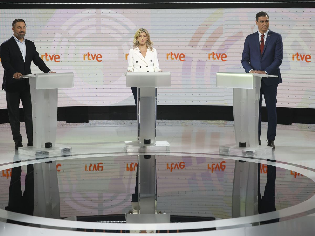 Foto: Los candidatos de Vox, Santiago Abascal; Sumar, Yolanda Díaz, y PSOE, Pedro Sánchez, en el debate. (Reuters)