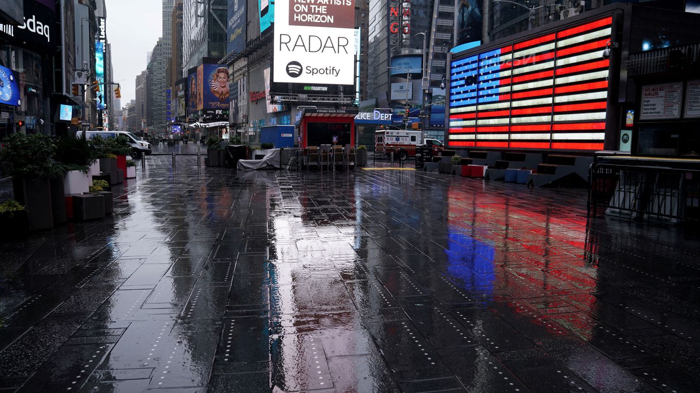 Times Square, habitualmente inundada de turistas, vacía por el coronavirus. (Reuters)