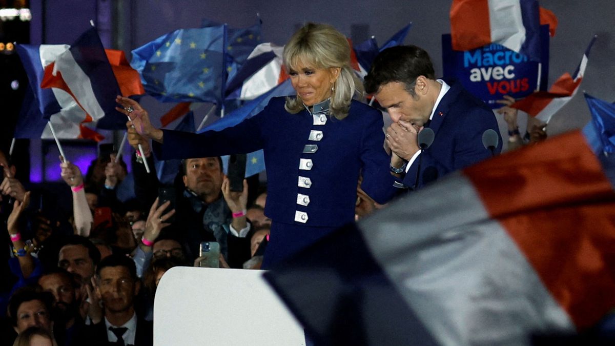 Brigitte, con un look curioso y militar, se convierte en la mejor soldado de Macron