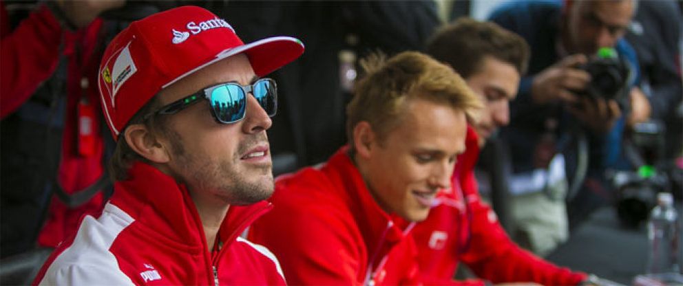 Foto: Fernando Alonso espera a Vettel con la caña de pescar