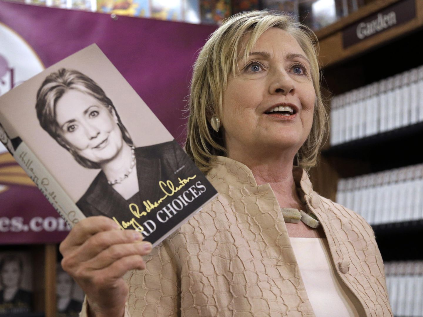 Clinton con su libro 'Decisiones difíciles'. (AP)