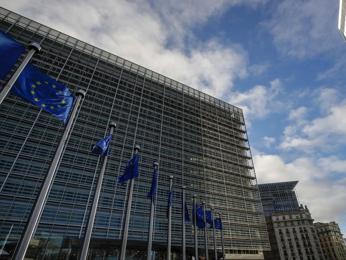 Foto: Vista exterior de la sede de la Comisión Europea. (EFE/Olivier Hoslet) 