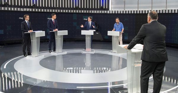 Foto: Pablo Casado, Pedro Sánchez, Albert Rivera y Pablo Iglesias, con el periodista Xabier Fortes, este 22 de abril en RTVE. (EFE)