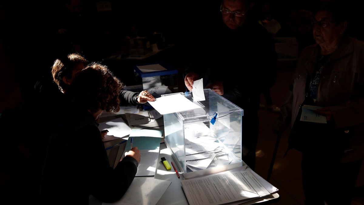 Dos detenidos en la jornada electoral por romper una urna y por tirar unas papeletas