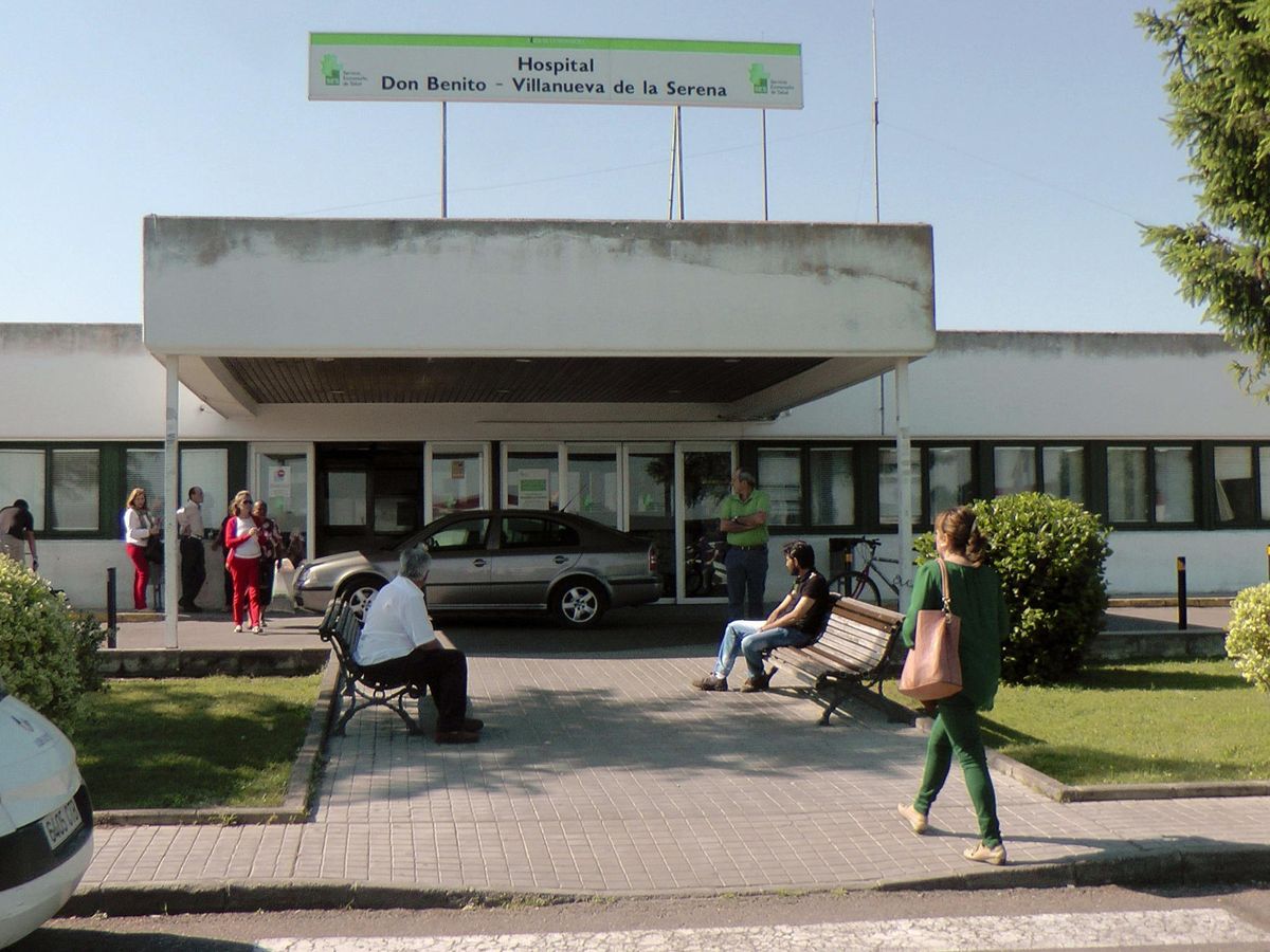 Foto: Vista de la fachada del Hospital Don Benito-Villanueva de la Sererna, donde falleció el afectado. (EFE/Raúl Haba)