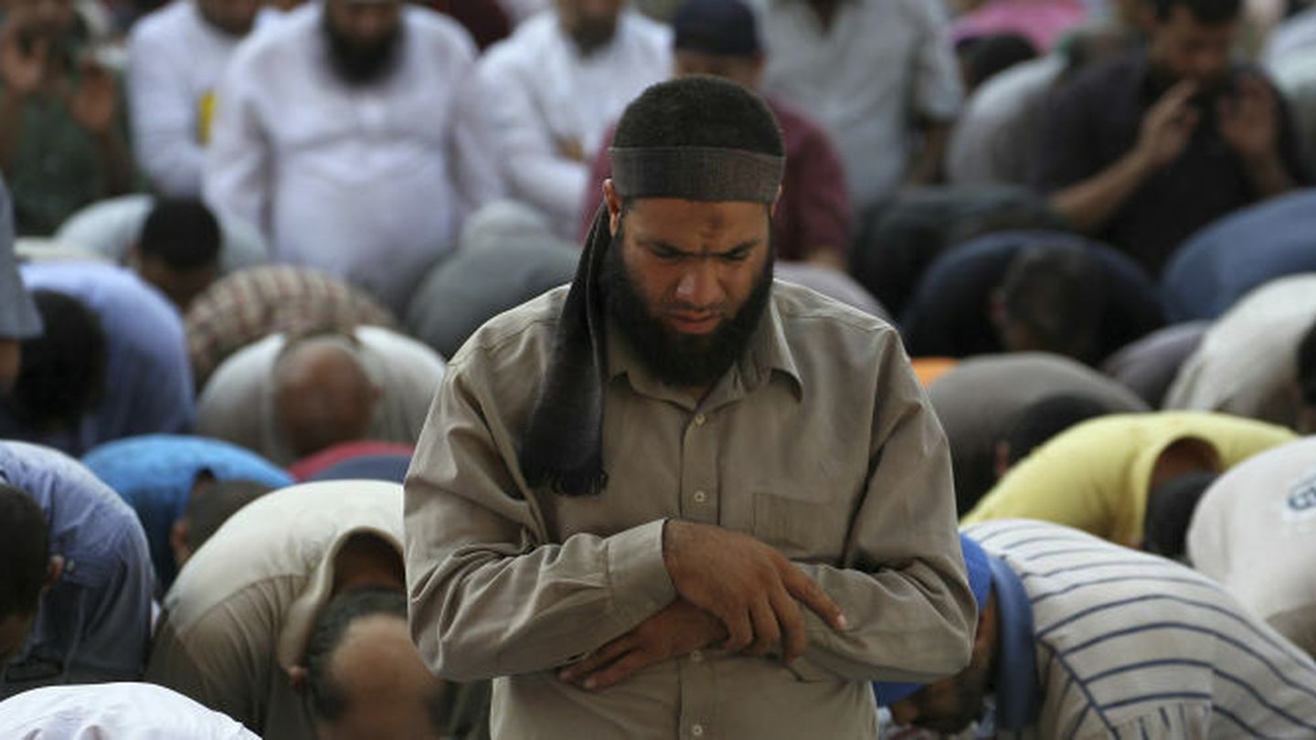 Hermanos Musulmanes rezan en El Cairo. (Reuters)