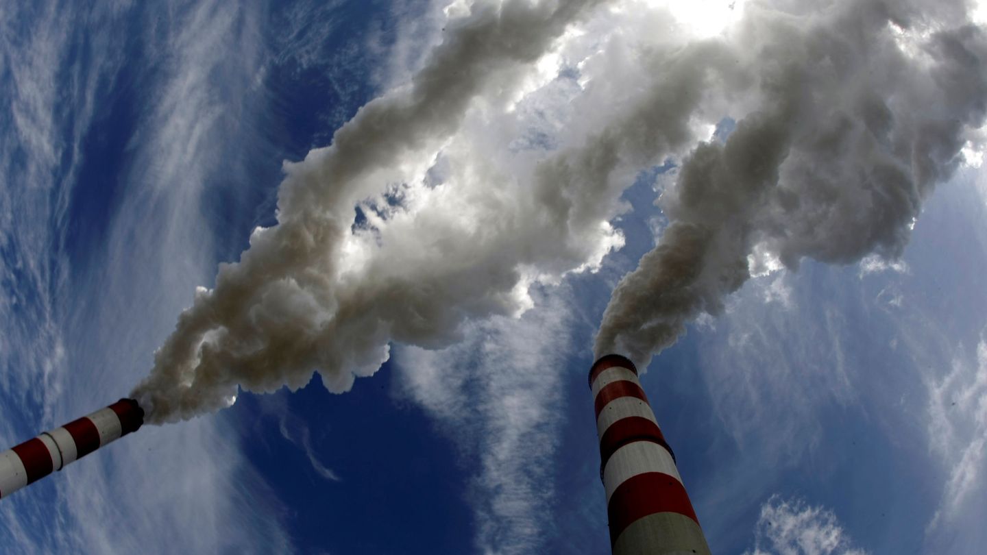 Foto de archivo de las chimeneas emisoras de gases de efecto invernadero de una planta de carbón. (Reuters)