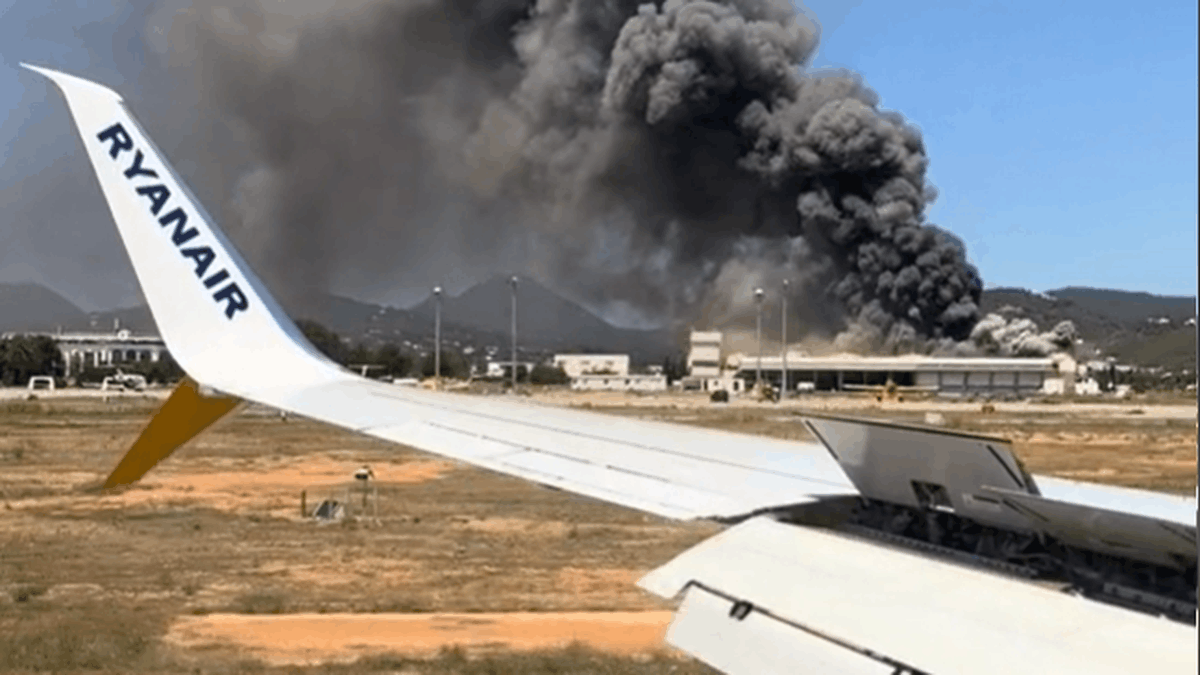 Incendio en Ibiza hoy: incendio de Citubo junto al aeropuerto, última hora del tráfico y vídeos en directo