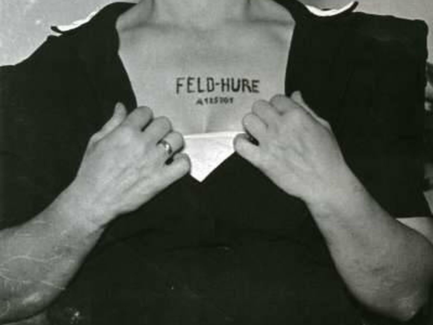 Fotografía de una supuesta superviviente de Auschwitz con el tatuaje 'Feld-Hure' (Puta del campo) en el pecho. (Paul Goldman)