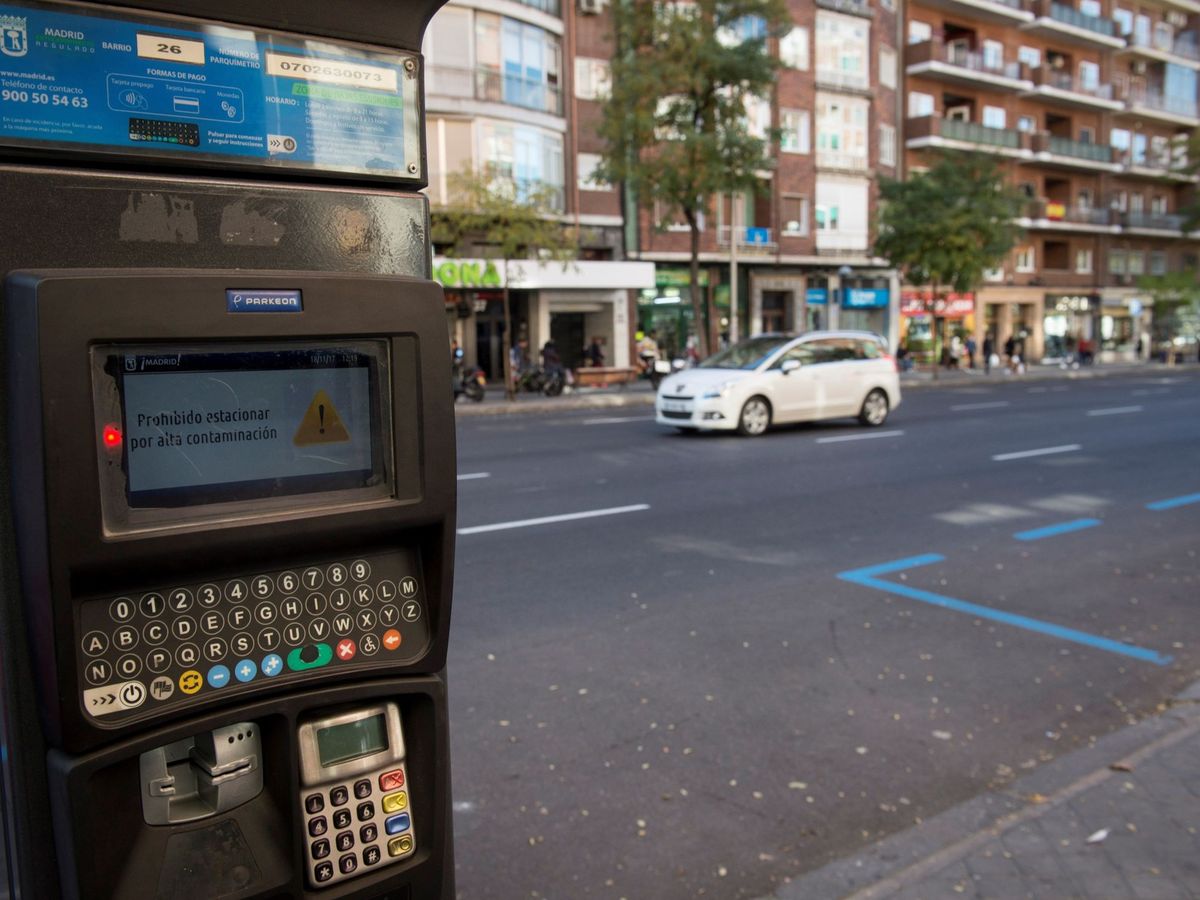 Foto: Una de las máquinas que regulan el aparcamiento de la zona SER en Madrid. (EFE)