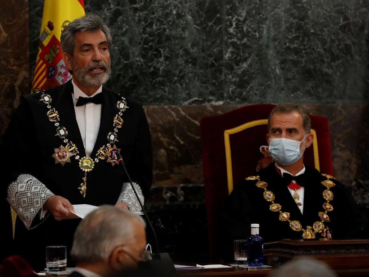 Foto: El presidente del CGPJ, Carlos Lesmes (i), junto a Felipe VI, en el acto de inauguración del año judicial. (EFE)