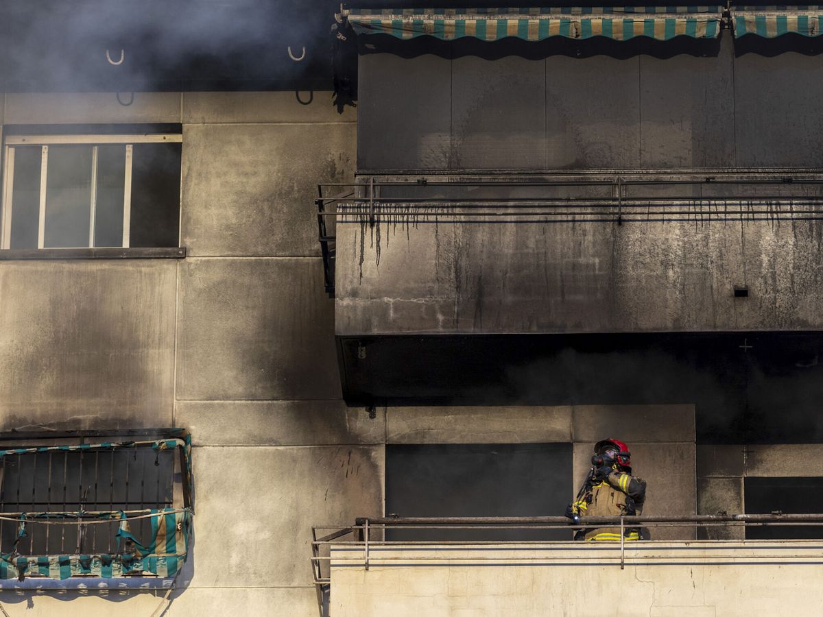 Foto: Un bombero revisa el estado de la vivienda donde dos personas han fallecido. (EFE/Daniel Pérez)