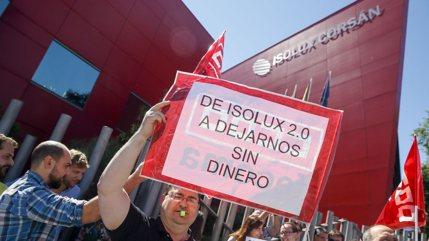 Protestas ante la sede de Isolux. (EFE)