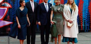 Post de Máxima de Holanda sorprende con un vestido midi de 'escamas' para despedir a los reyes 