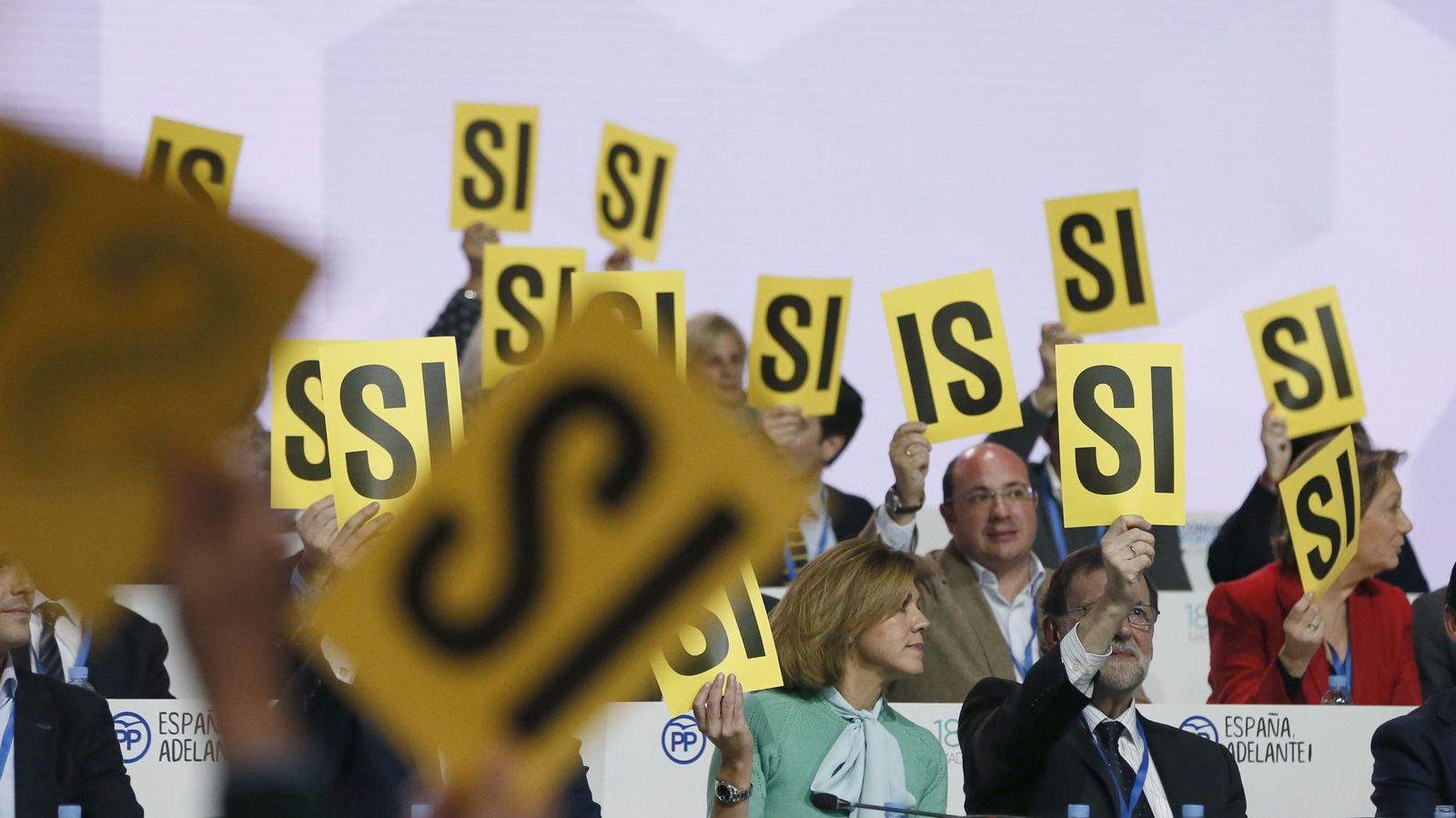 Foto: Rajoy y Cospedal, durante una de las votaciones en la primera jornada del XVIII Congreso del partido. (EFE)