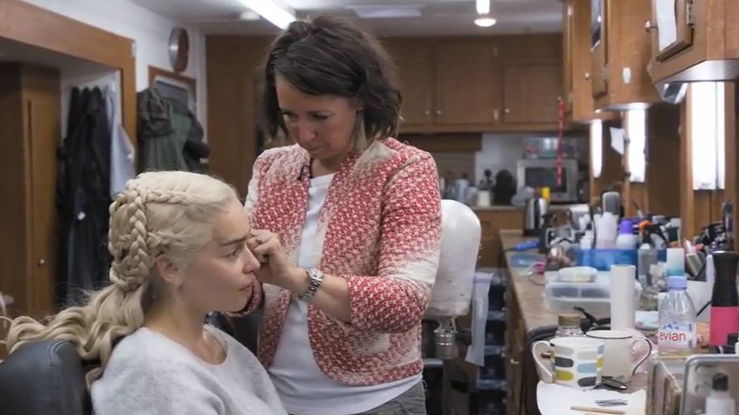 Emilia Clarke, con su peluquera en 'Juego de tronos'. (HBO)