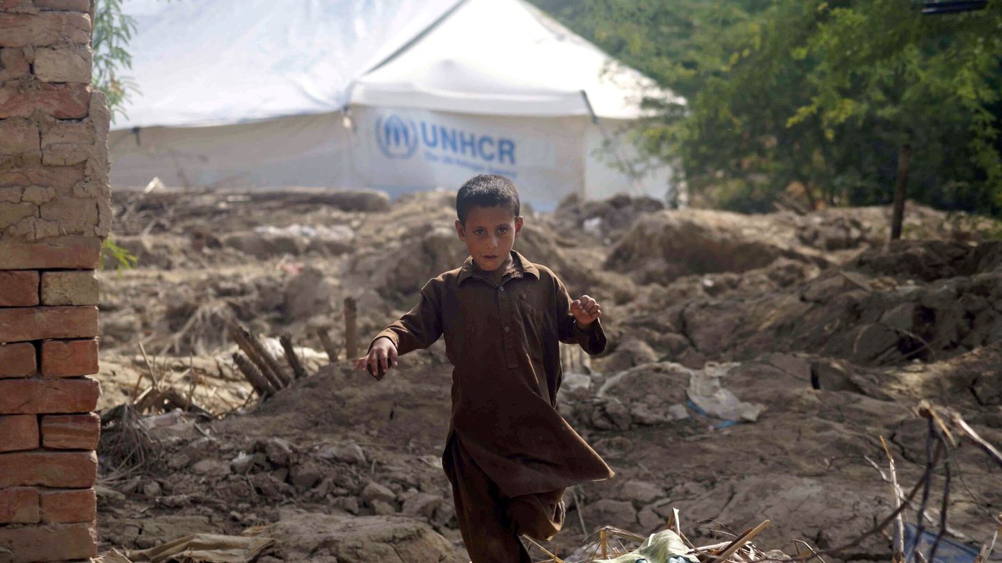 Niño afectado por las inundaciones en Pakistán. (EFE/S. Rehman)