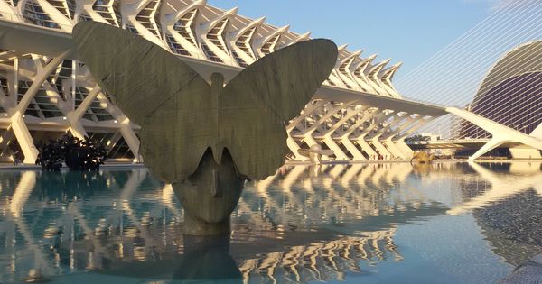 Foto: 'La mariposa', una de las seis cabezas gigantes de Manuel Valdés expuestas en los lagos de la Ciudad de las Ciencias de Valencia.