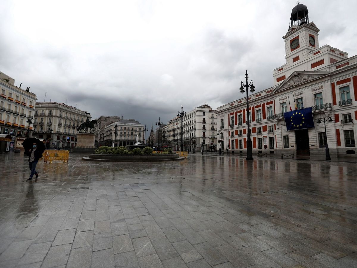 Foto: La Puerta del Sol, en Madrid, casi vacía durante el primer estado de alarma. (EFE)