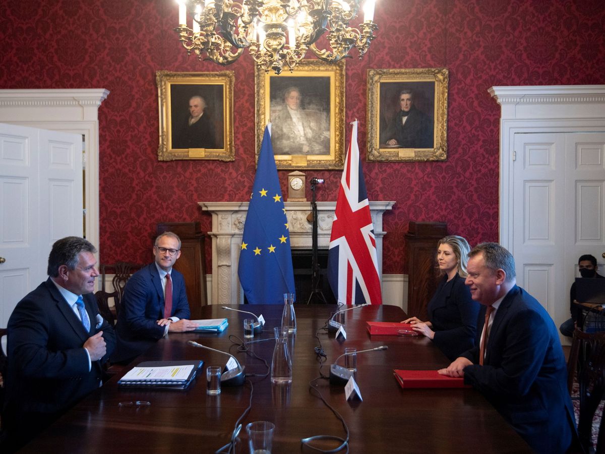 Foto: Conversaciones entre el vicepresidente de la Comisión Europea Maros Sefcovic y el ministro británico David Frost. (Reuters)