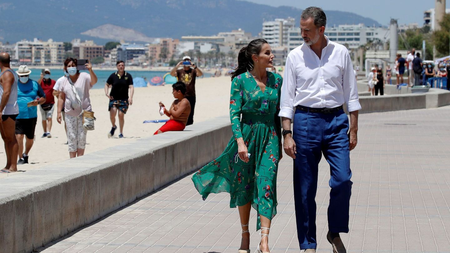 Los Reyes, durante un paseo por el paseo marítimo de El Arenal, en Palma de Mallorca. (EFE)