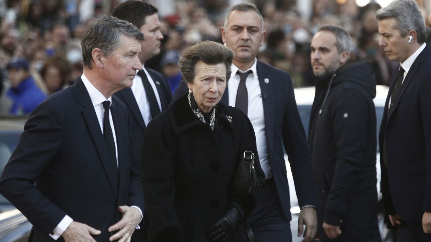 Ana del Reino Unido llega al funeral de Constantino. (EFE)