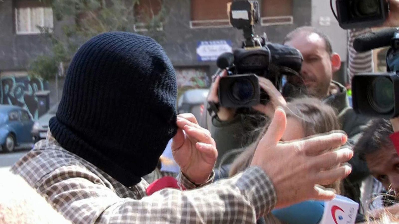 Foto: El acusado, Joaquín Benítez, oculto tras un pasamontañan en su aparición en la Audiencia de Barcelona (Efe)