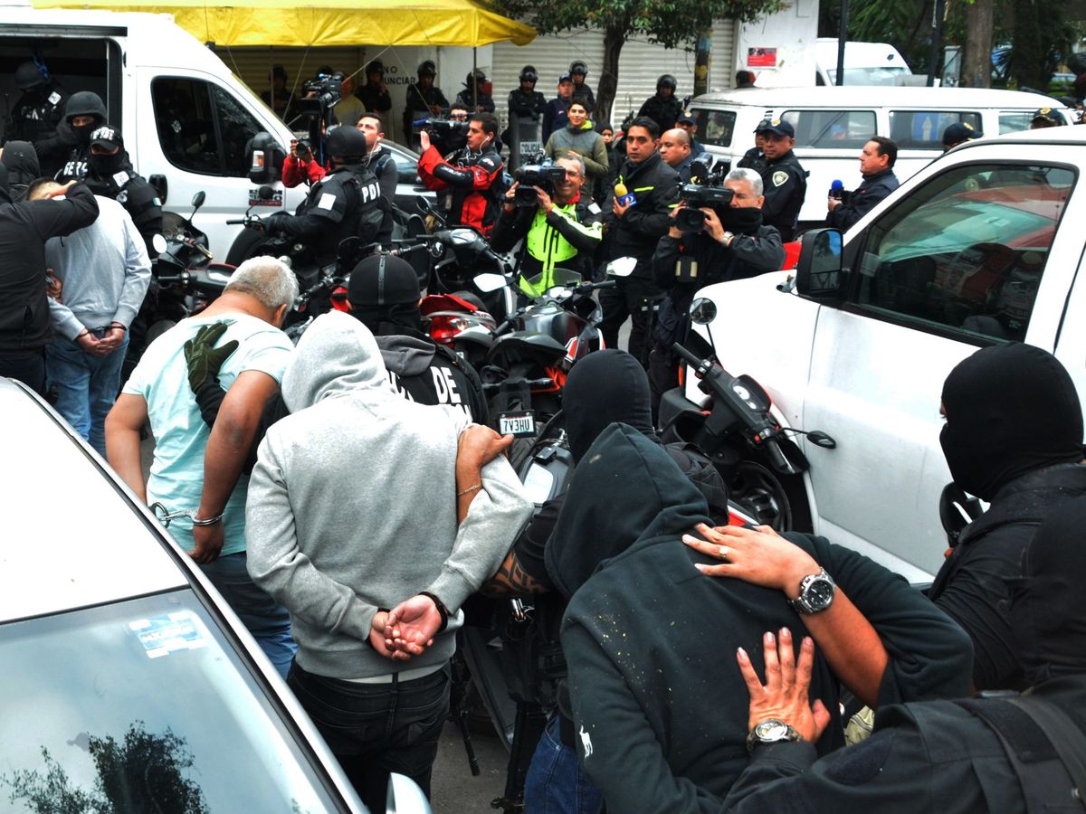 Foto: Agentes policiales capturan a presuntos miembros del cártel Unión Tepito, en Ciudad de México. (EFE/Mario Guzmán)