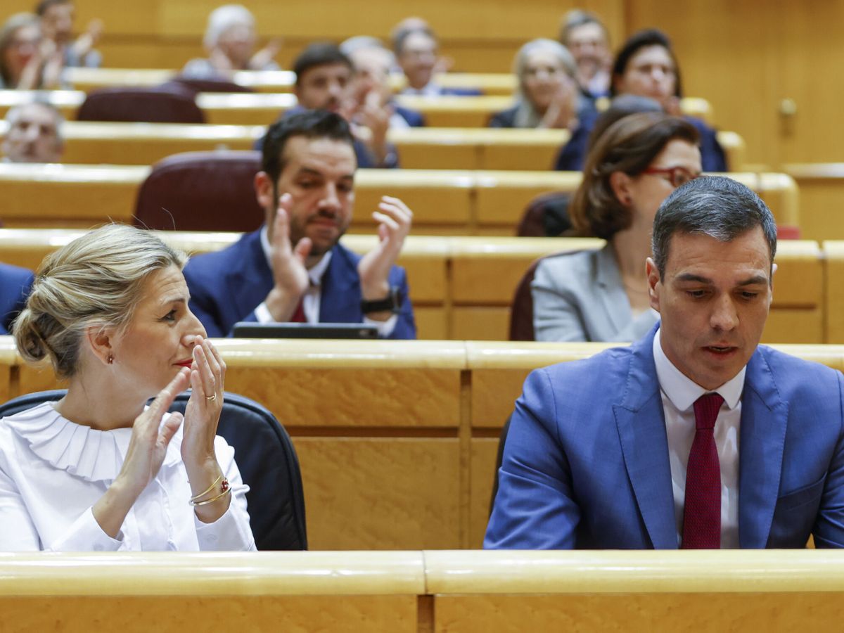 Foto: El presidente del Gobierno, Pedro Sánchez, junto a la vicepresidenta segunda, Yolanda Díaz, durante una sesión de control en el Senado. (EFE/Mariscal)