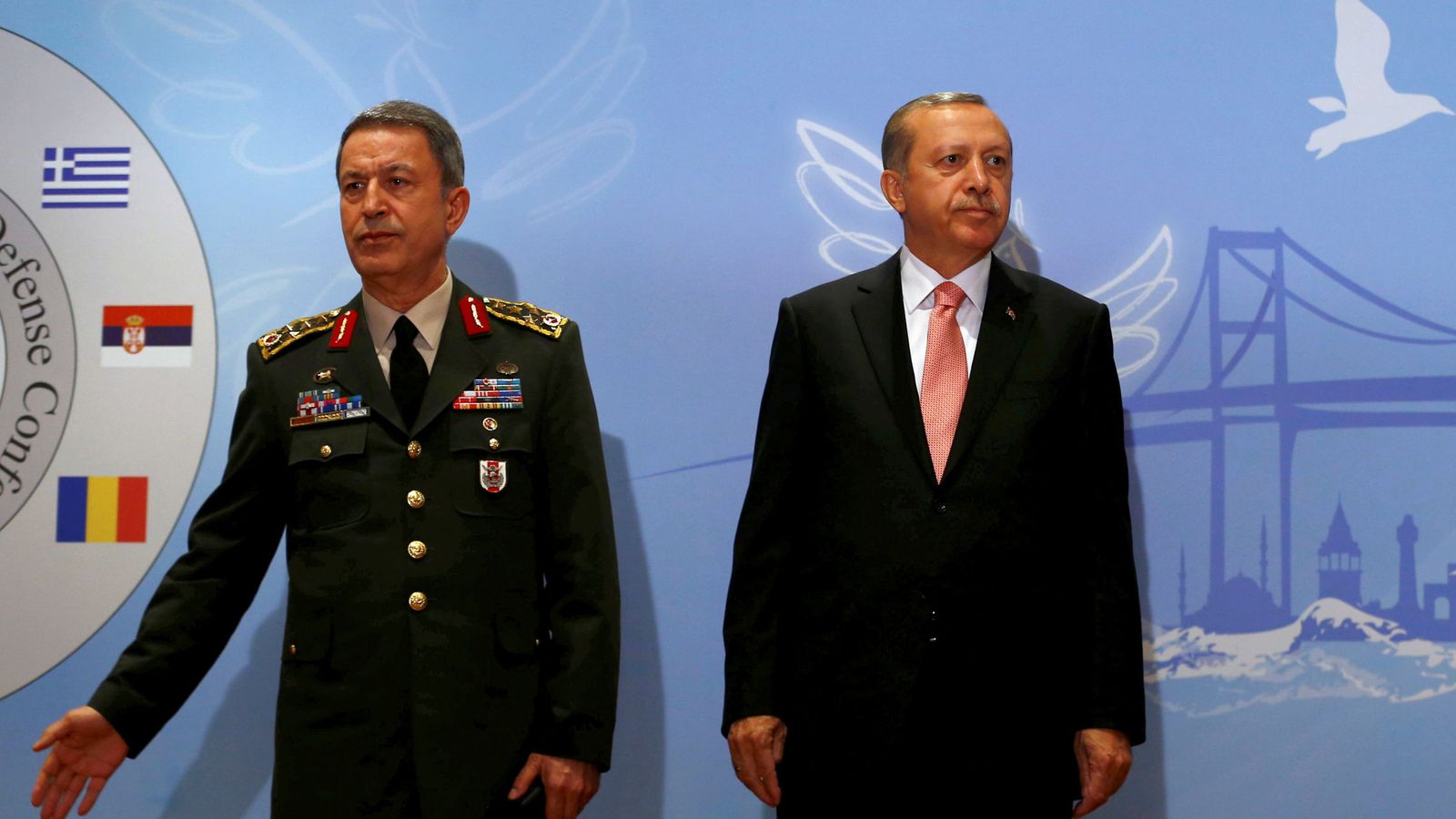 Foto: El presidente turco Tayyip Erdogan junto con el jefe del Estado Mayor, Hulusi Akar, en una imagen de archivo. (Reuters)