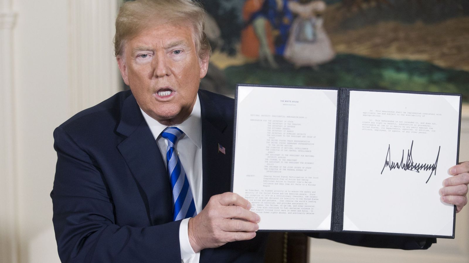 Foto: Trump muestra el decreto con el que abandona el acuerdo nuclear. (Reuters)