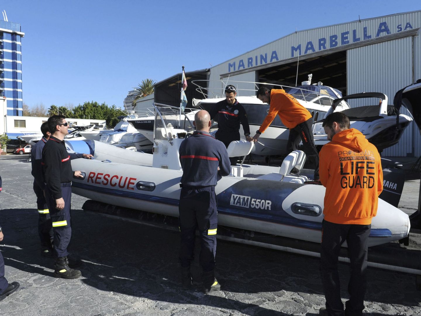 Miembros de Proem-Aid recogen una lancha neumática donada por una empresa de Marbella, en 2016. (EFE)