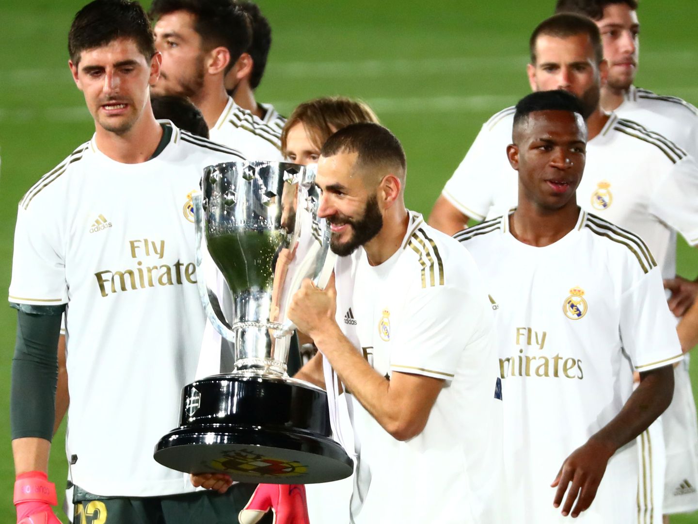Benzema, con el trofeo de campeón de Liga. (EFE)