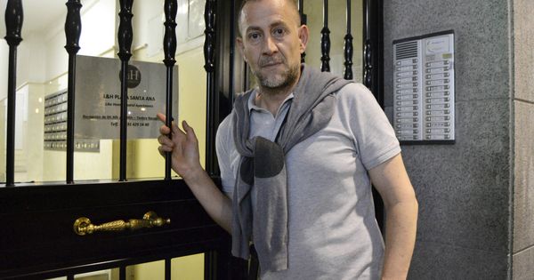 Foto: Luis en la entrada de su casa que alberga 43 viviendas turísticas. (M. Z.)