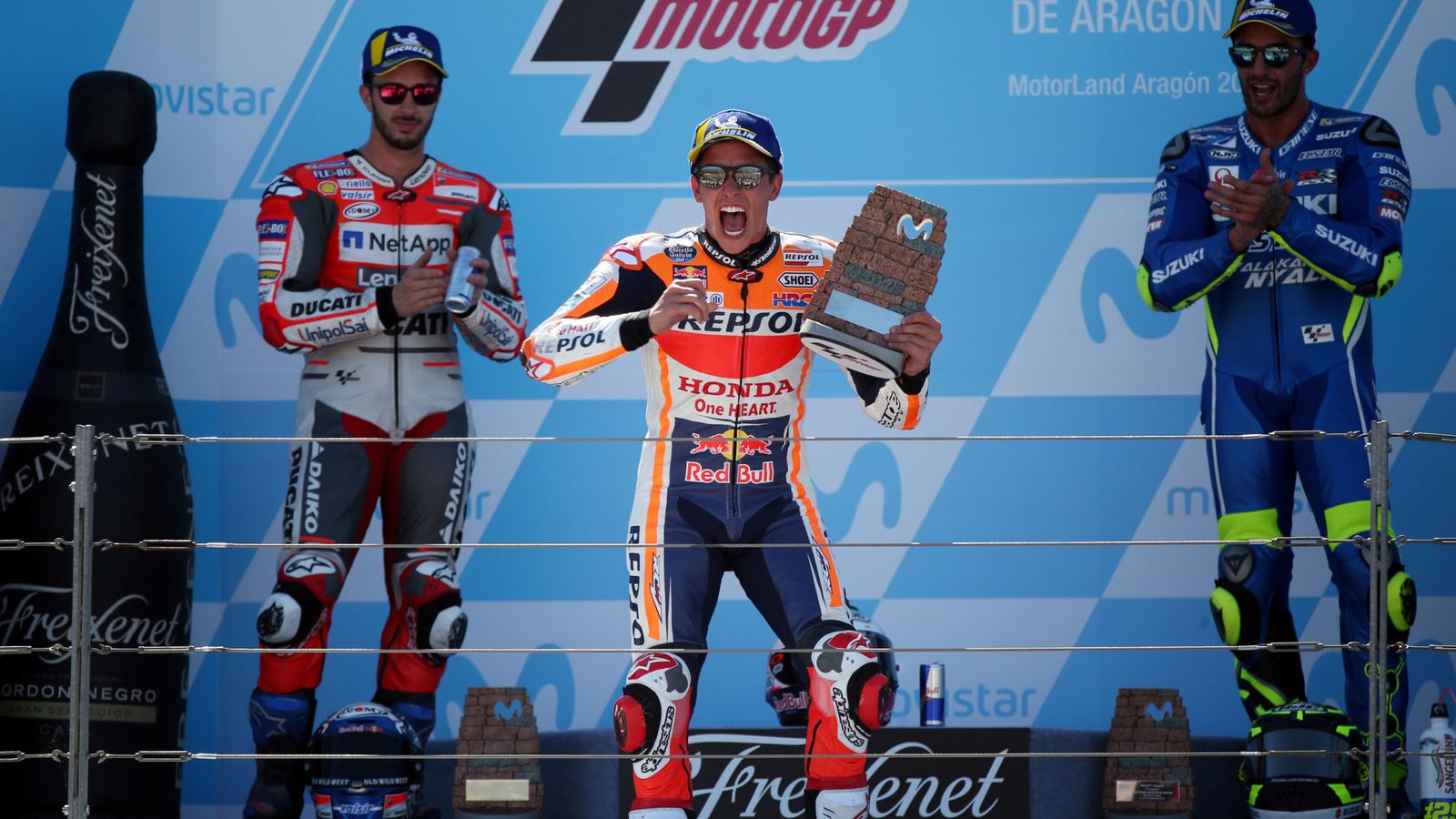 Foto: Marc Márquez (c) celebra en el podio su victoria en el Gran Premio de Aragón de MotoGP. (Reuters)