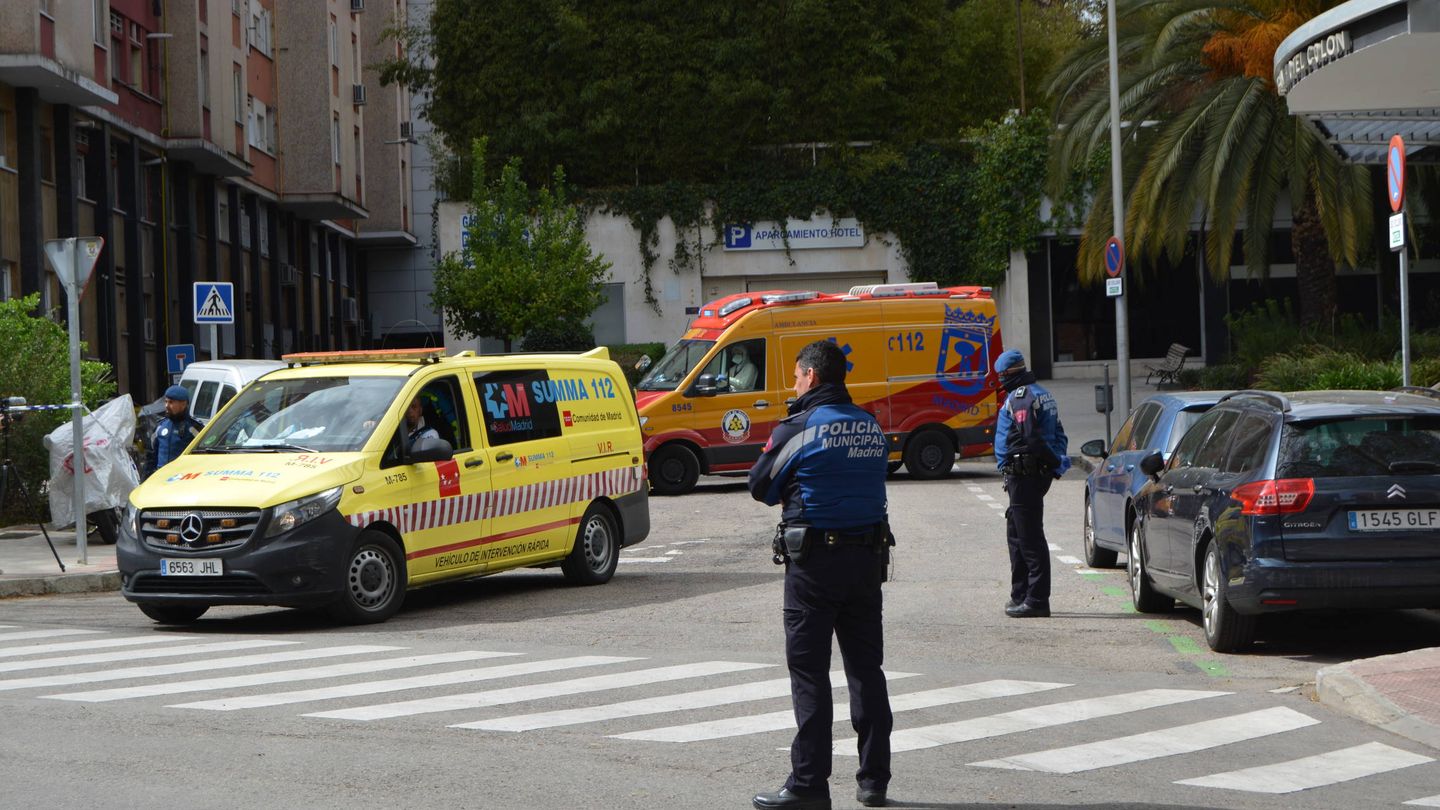 Dos ambulancias abandonan el Ayre GH Colón tras el traslado de pacientes con coronavirus. (M. García)