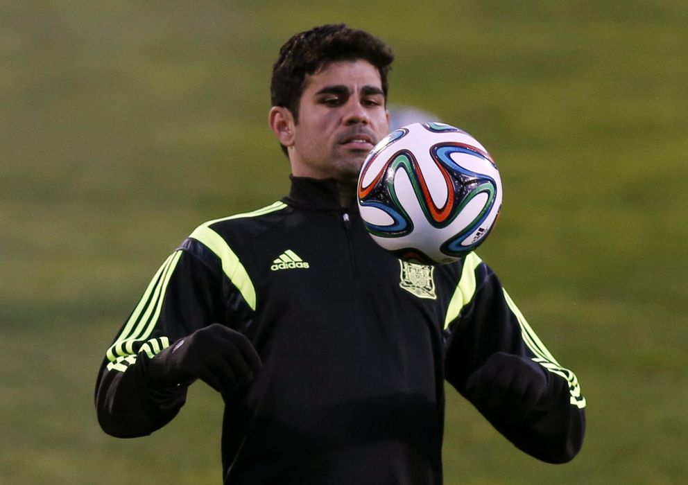 Foto: Diego Costa controla el balón en su primer entrenamiento con la Selección (Reuters).