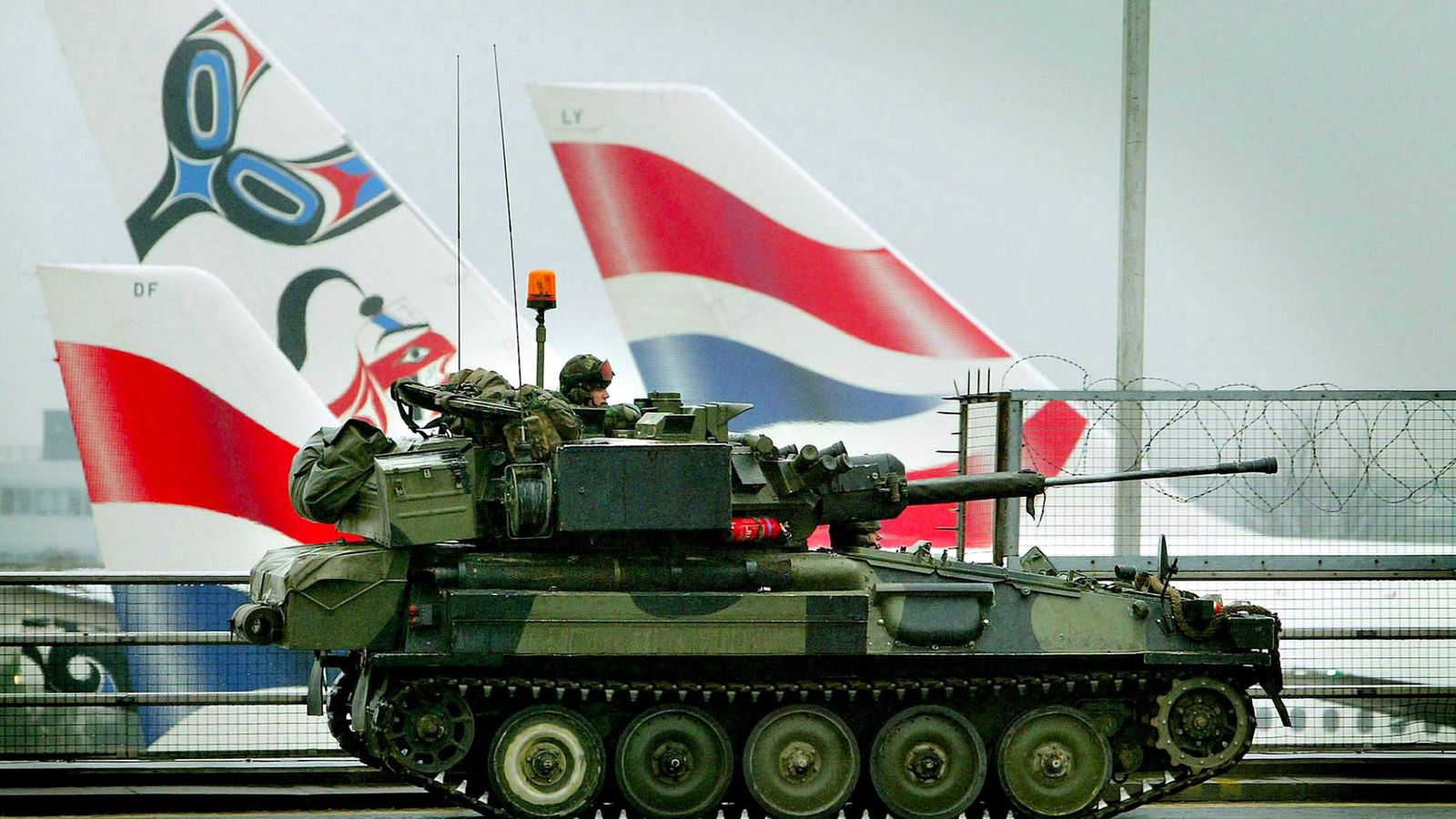 Foto: Un tanque Scimitar patrulla la Terminal 4 del Aeropuerto de Heathrow en Londres, en 2003 (Reuters)