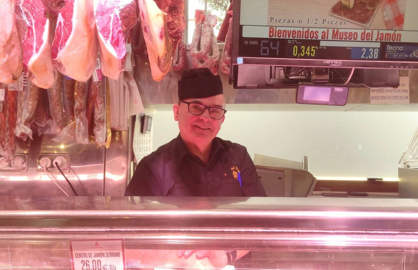 José lleva años trabajando en el mercado del Museo del Jamón, un restaurante-tienda muy popular del centro y asegura que nunca han cerrado más tarde de las doce y media. (L.B)