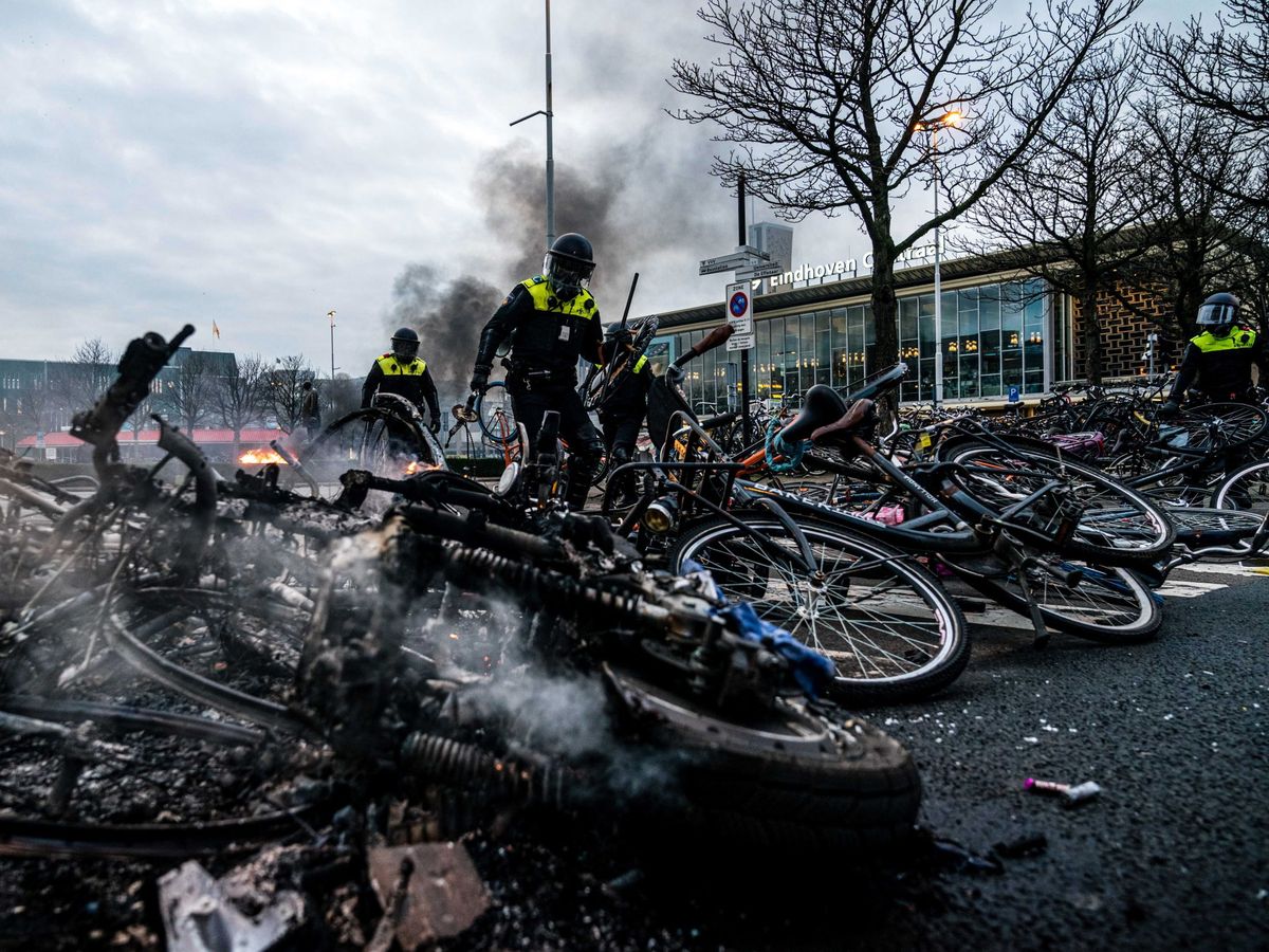 Foto: Enfrentamiento entre policías y manifestantes contra las restricciones en Eindhoven, Países Bajos. (Reuters)