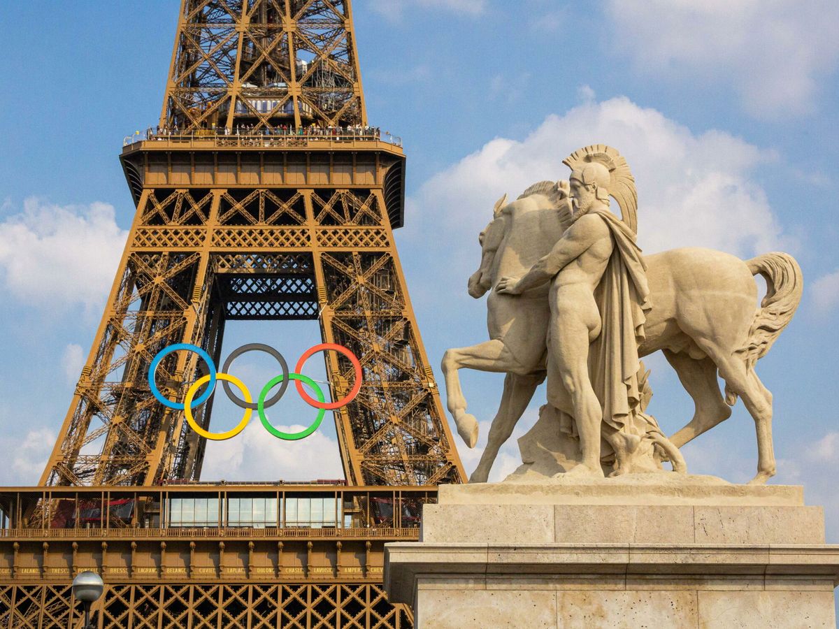 Foto: La Torre Eiffel con los aros de los Juegos Olímpicos. (EFE/EPA/Christophe Petit Tesson)