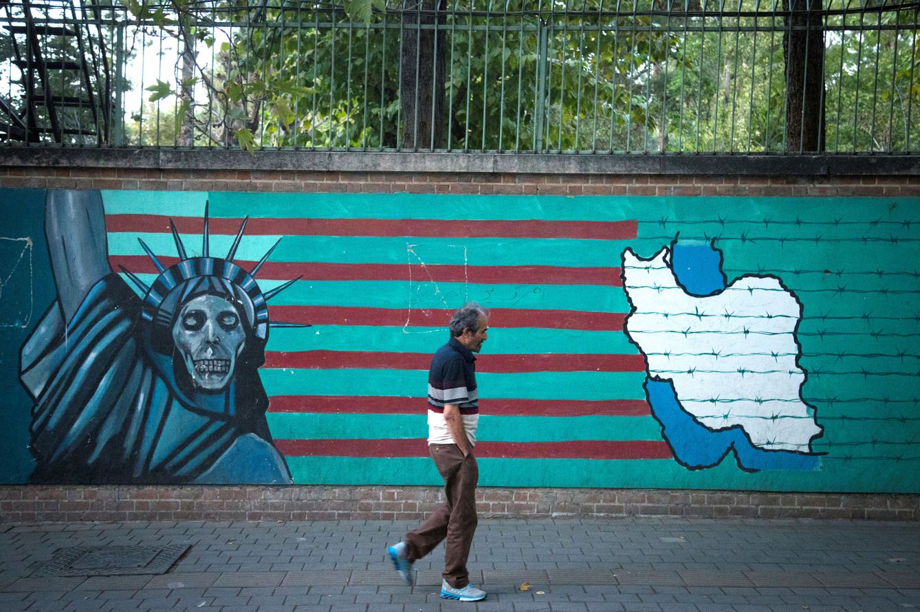 Un hombre pasa delante de un mural antiestadounidense en Teherán, en octubre de 2017. (Reuters)