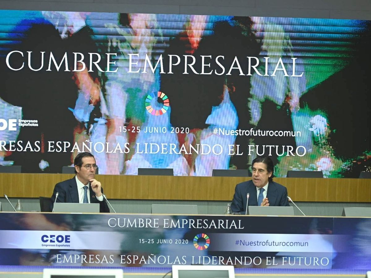 Foto: El presidente de la CEOE, Antonio Garamendi (i), en la cumbre 'Empresas españolas liderando el futuro'. (EFE)