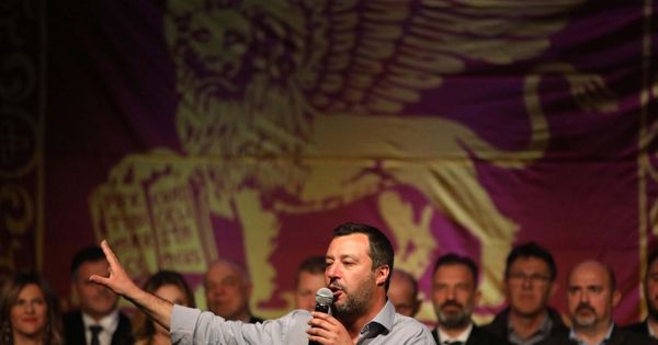 Foto: El viceprimer ministro y titular de Interior italiano, Matteo Salvini, da un discurso durante un evento de la Liga este domingo en Treviso. (EFE)