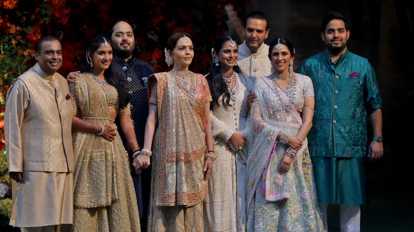 La familia Ambani al completo, incluyendo a Radhika Merchant, en una fiesta en la India. (Reuters)