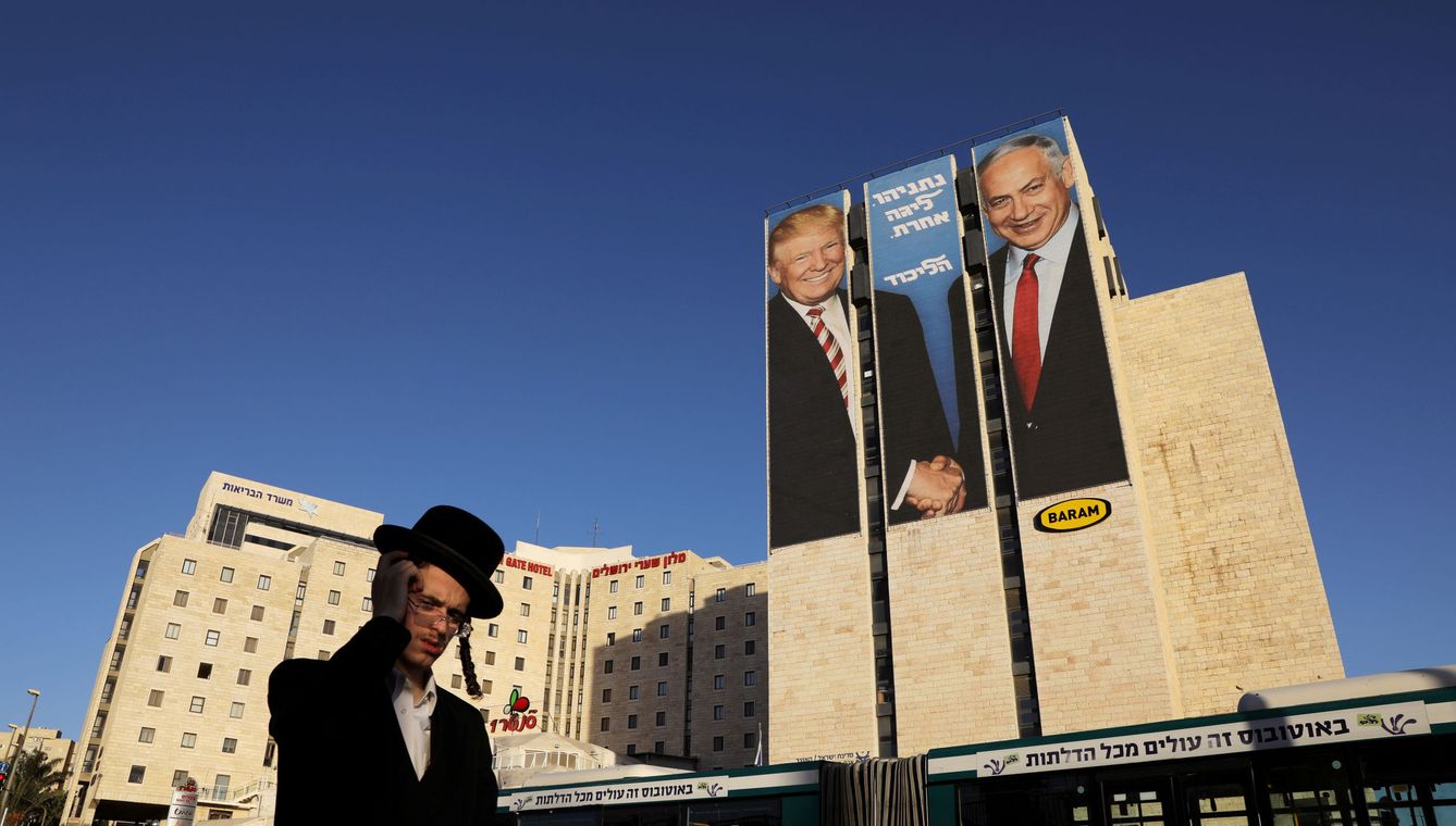 Imagen de archivo de un cartel en el que aparecen Trump y Netanyahu en Jerusalén. (Reuters)