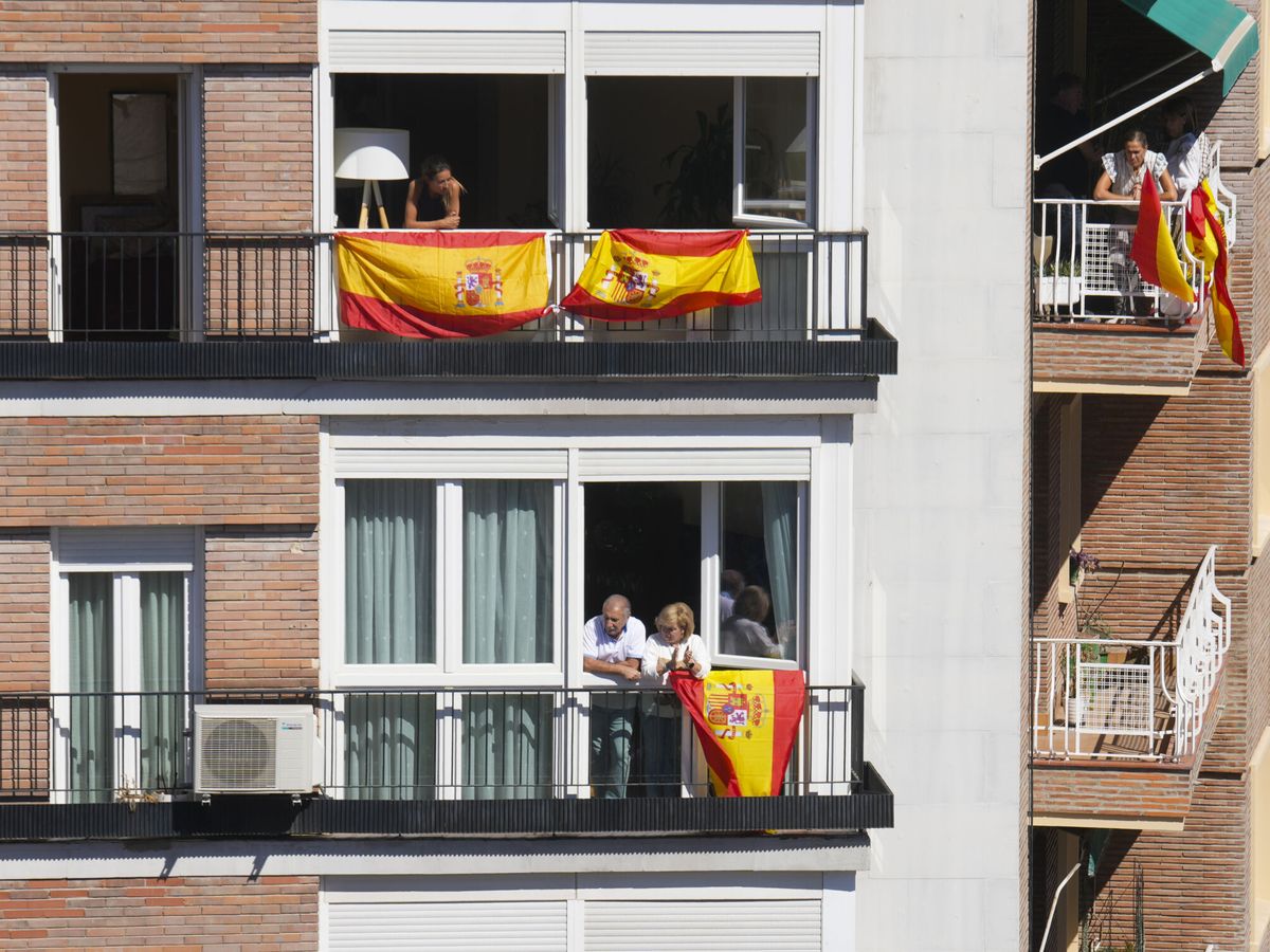 Foto: Banderas españolas en los balcones. (EFE/Borja Sánchez Trillo)