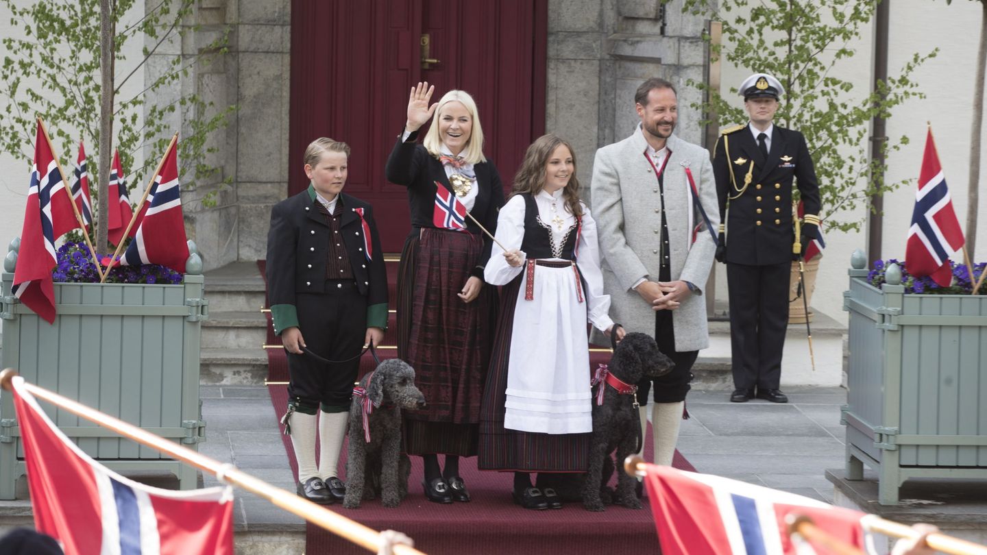El príncipe Sverre Magnus de Noruega, con el perro Muffins Krakebolle, la princesa heredera Mette-Marit, la princesa Ingrid Alexandra con el perro Milly Kakao y el príncipe heredero Haakon en Skaugum, Asker (Noruega). (Efe)