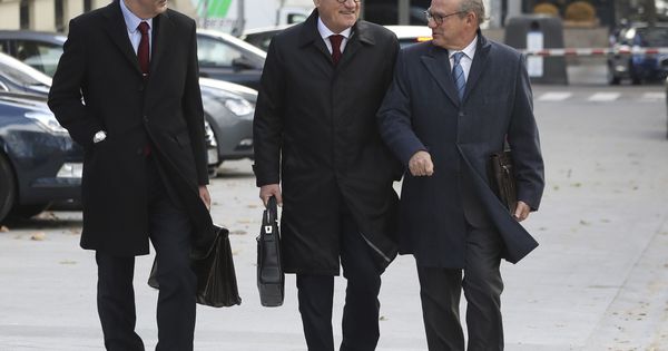 Foto: El empresario y vicepresidente del FC Barcelona, Carles Vilarrubí (c), acompañado de sus abogados. (EFE)