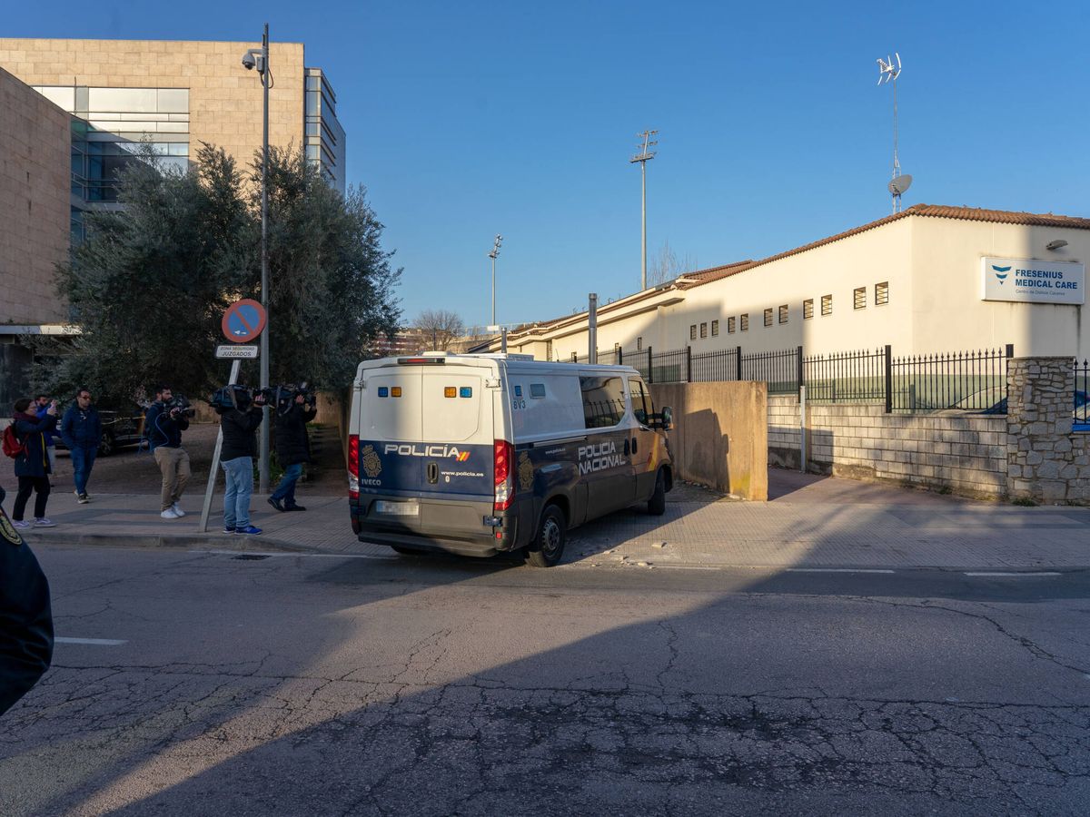 Foto: El furgón policial donde van alguno de los acusados a su llegada a la vista sobre el robo. (Europa Press/Carlos Criado)